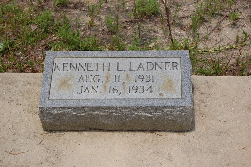 File:Headstone Kenneth L Ladner 1934.jpg